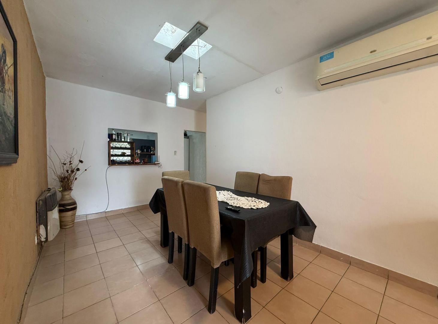 Foto de VENTA - Casa de pasillo única de tres dormitorios con patio - Alberdi, imagen 1