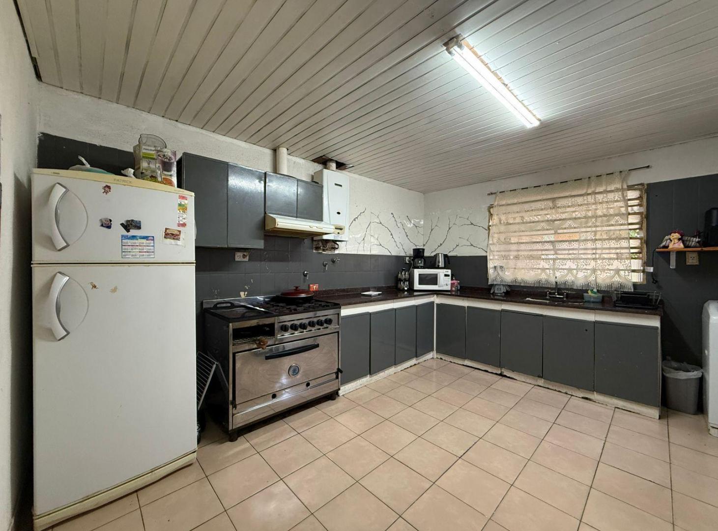 Foto de VENTA - Casa de pasillo única de tres dormitorios con patio - Alberdi, imagen 2