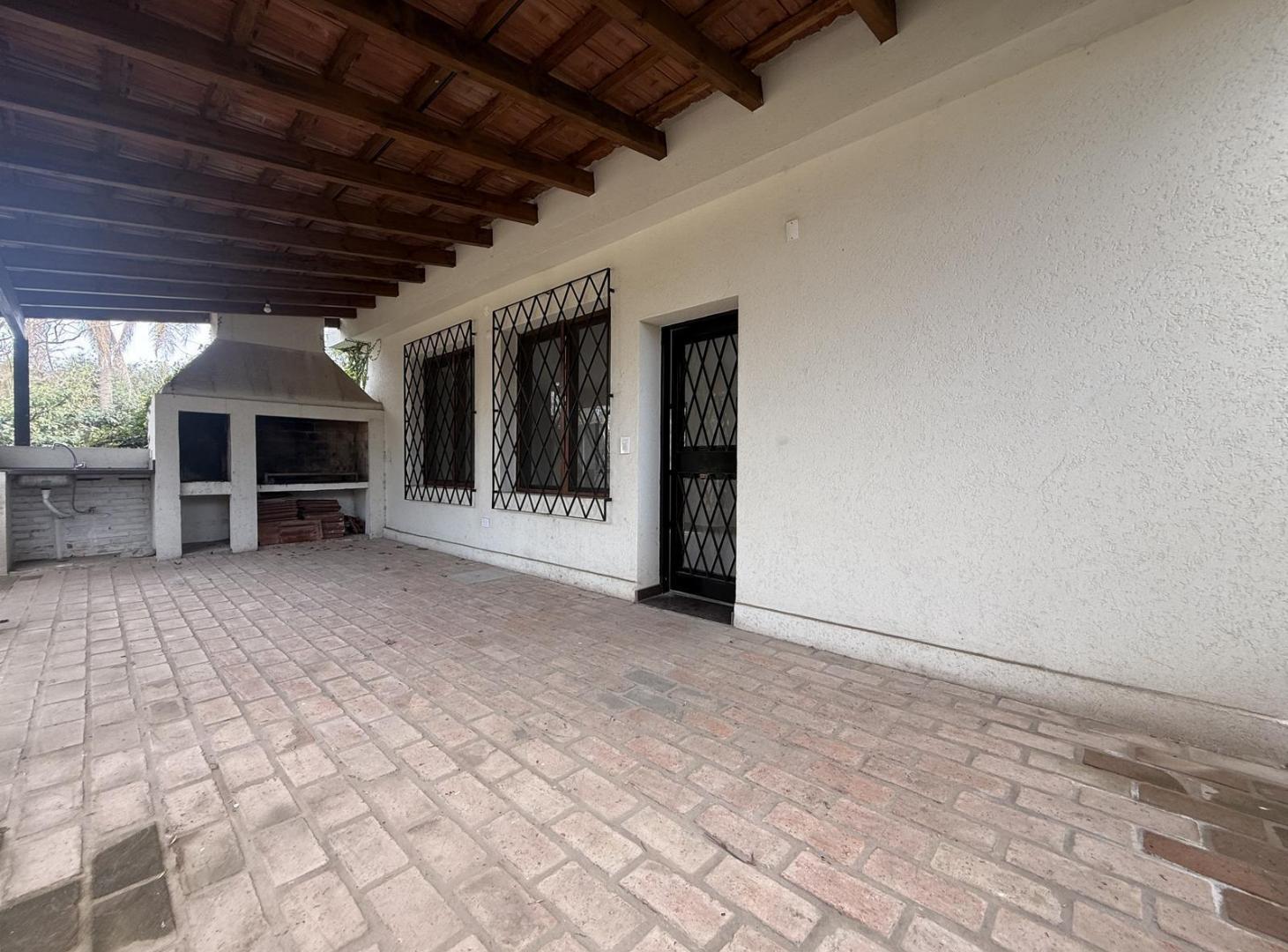 Foto de VENTA / PERMUTA Casa de 2 dormitorios con amplio jardín y piscina, imagen 4