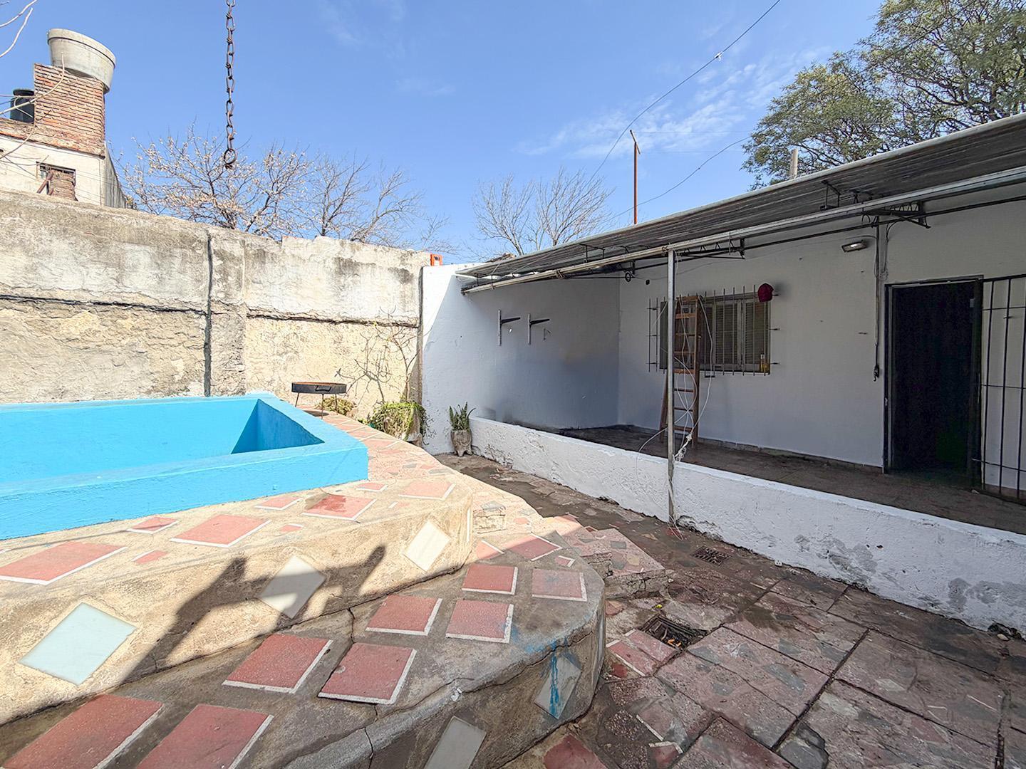 Foto de VENTA / PERMUTA Casa 3 dormitorios y local comercial al frente, Barrio, imagen 2