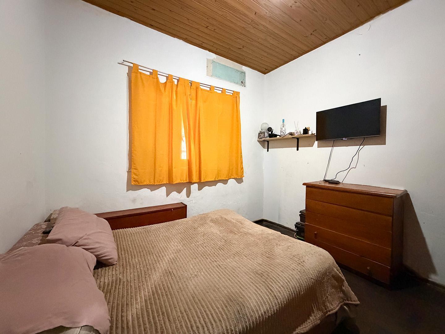 Foto de VENTA / PERMUTA Casa 3 dormitorios y local comercial al frente, Barrio, imagen 1