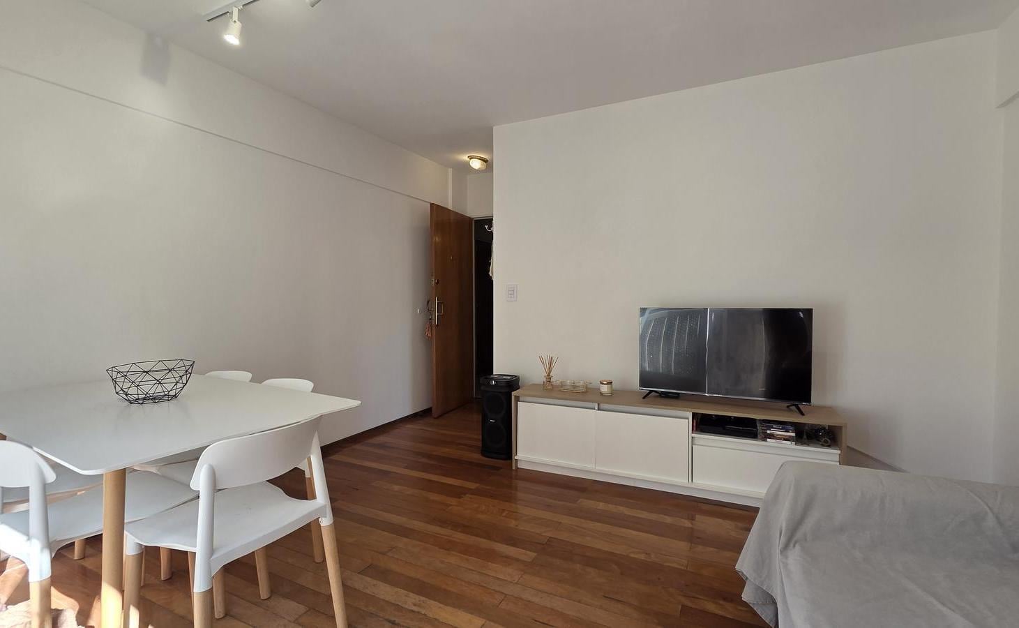 Foto de VENTA - Departamento reciclado de un dormitorio con balcón francés, imagen 2
