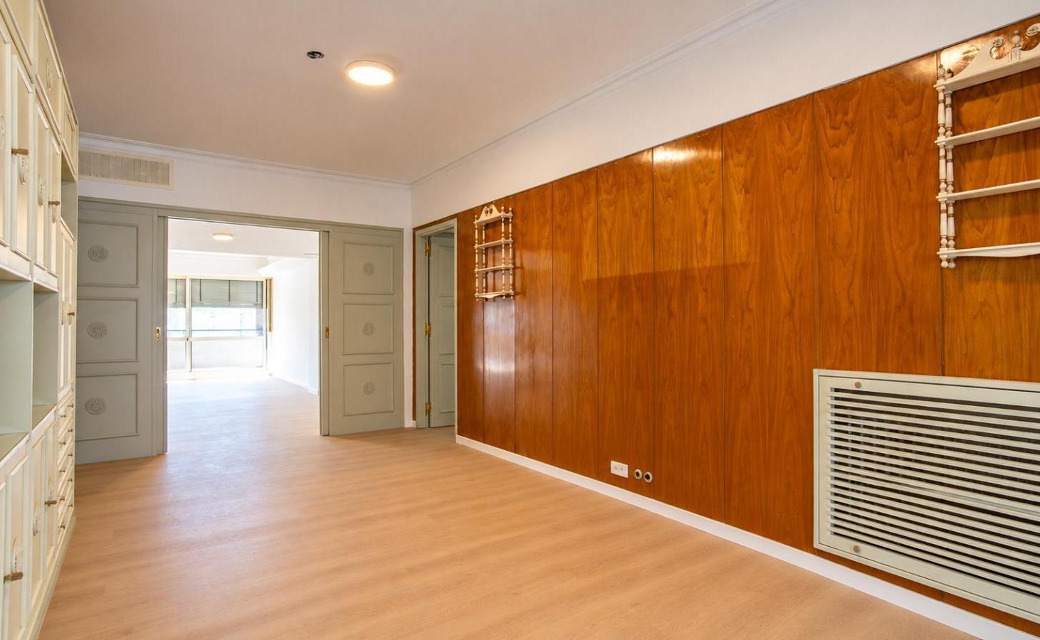 Foto de VENTA / PERMUTA Departamento de 4 dormitorios frente a la Plaza, imagen 3