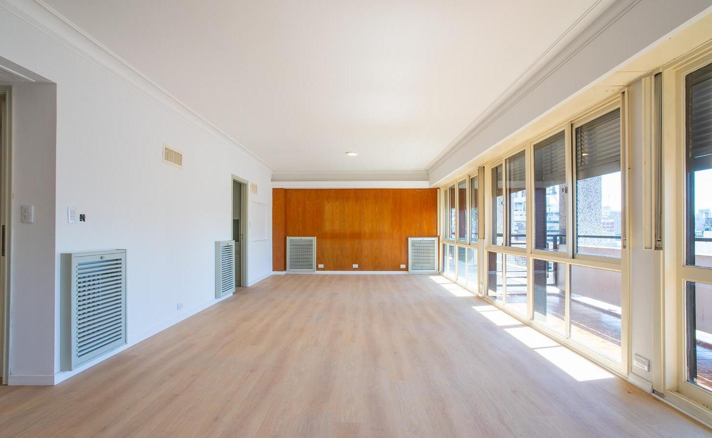 Foto de VENTA / PERMUTA Departamento de 4 dormitorios frente a la Plaza, imagen 2