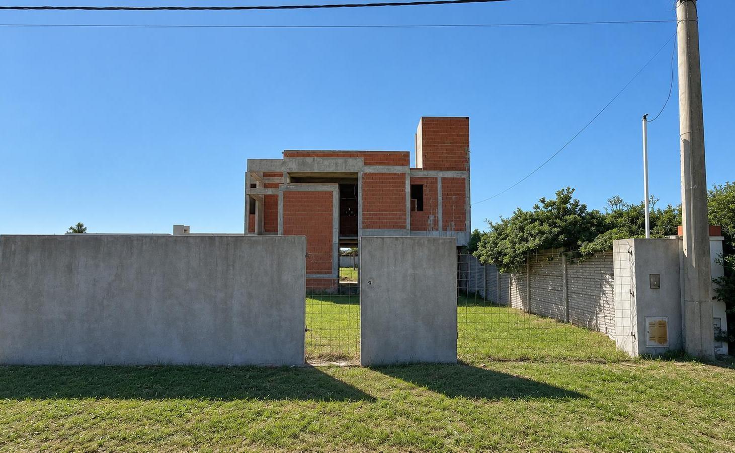 Foto de VENTA/PERMUTA - Casa de tres dormitorios en construcción en barrio, imagen 1