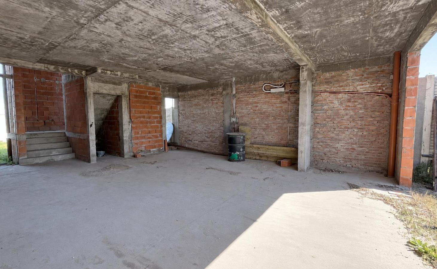 Foto de VENTA/PERMUTA - Casa de tres dormitorios en construcción en barrio, imagen 2
