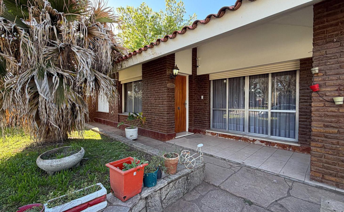 Foto de Casa en VENTA - Tres Dormitorios, Jardin y Quincho, Roldán Centro, imagen 1