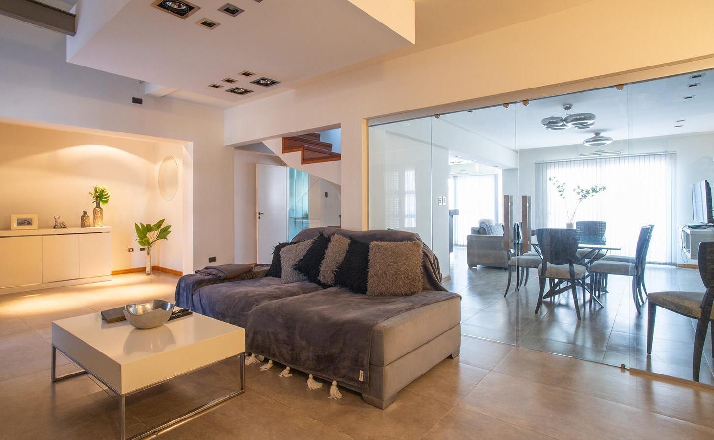 Foto de VENTA/PERMUTA - Casa de 3 Dormitorios, Quincho, Cochera y Patio con, imagen 1