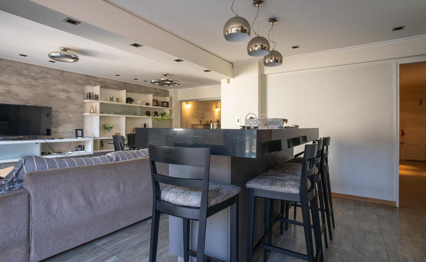 Foto de VENTA/PERMUTA - Casa de 3 Dormitorios, Quincho, Cochera y Patio con, imagen 3