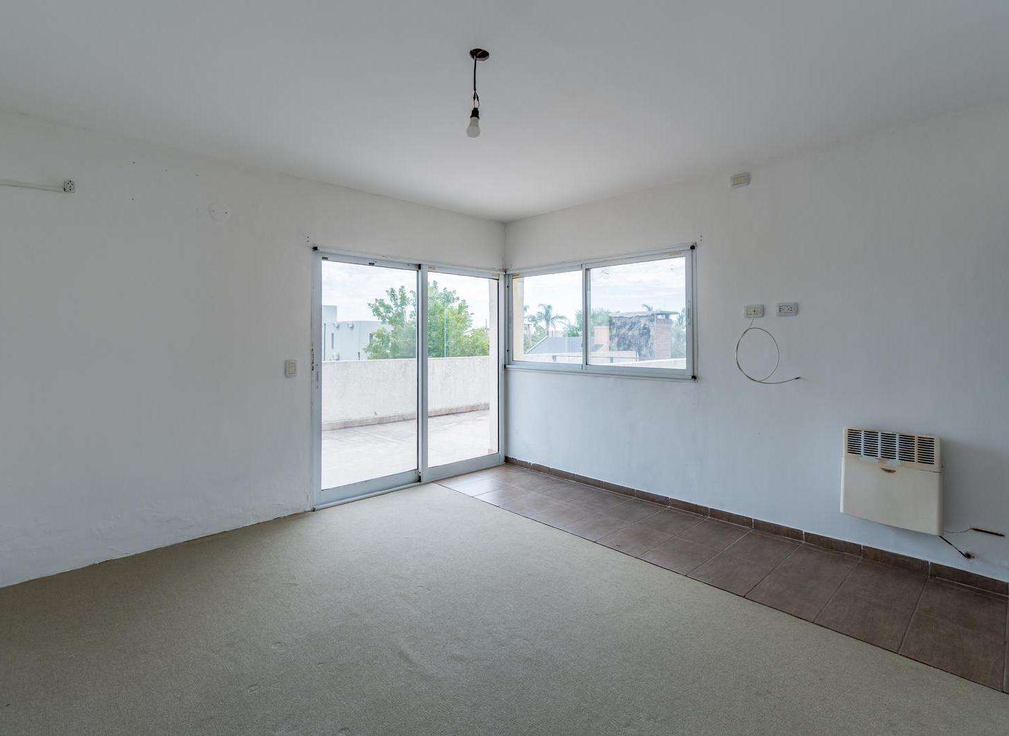 Foto de VENTA Casa al frente de dos plantas, tres dormitorios, cochera y, imagen 1