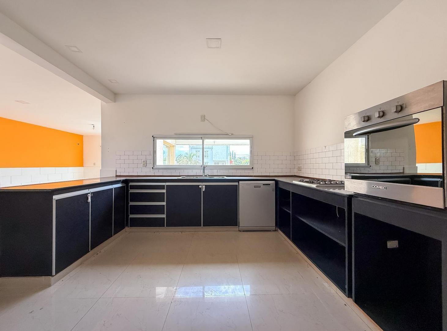 Foto de VENTA Casa al frente de dos plantas, tres dormitorios, cochera y, imagen 2