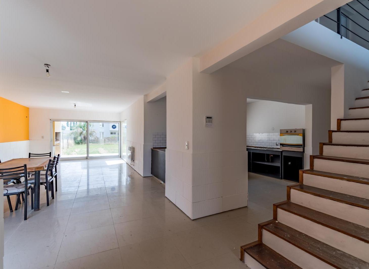 Foto de VENTA Casa al frente de dos plantas, tres dormitorios, cochera y, imagen 4
