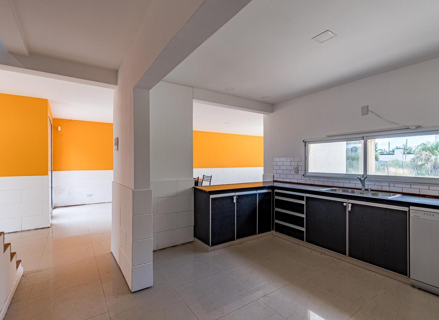 Foto de VENTA Casa al frente de dos plantas, tres dormitorios, cochera y, imagen 5