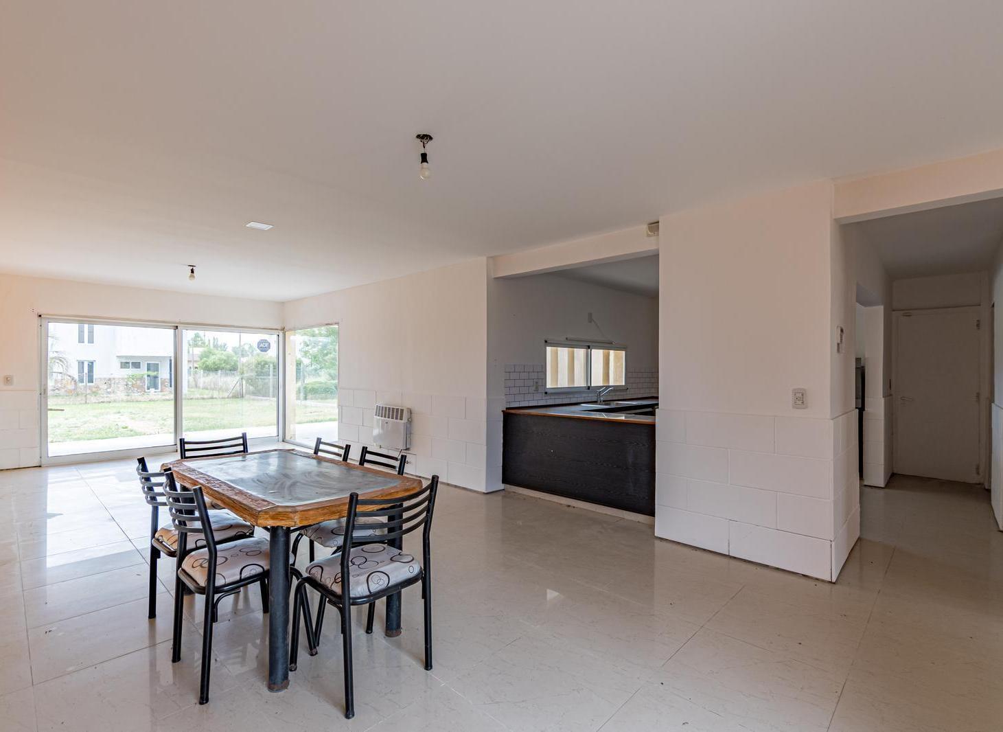 Foto de VENTA Casa al frente de dos plantas, tres dormitorios, cochera y, imagen 3