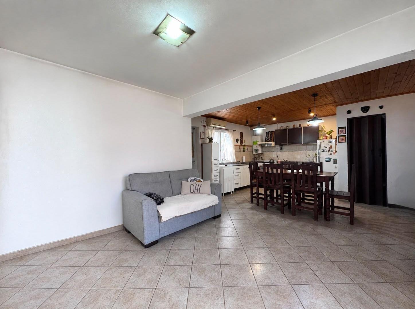 Foto de VENTA | PERMUTA Casa al frente de tres dormitorios y cochera. Barrio, imagen 1