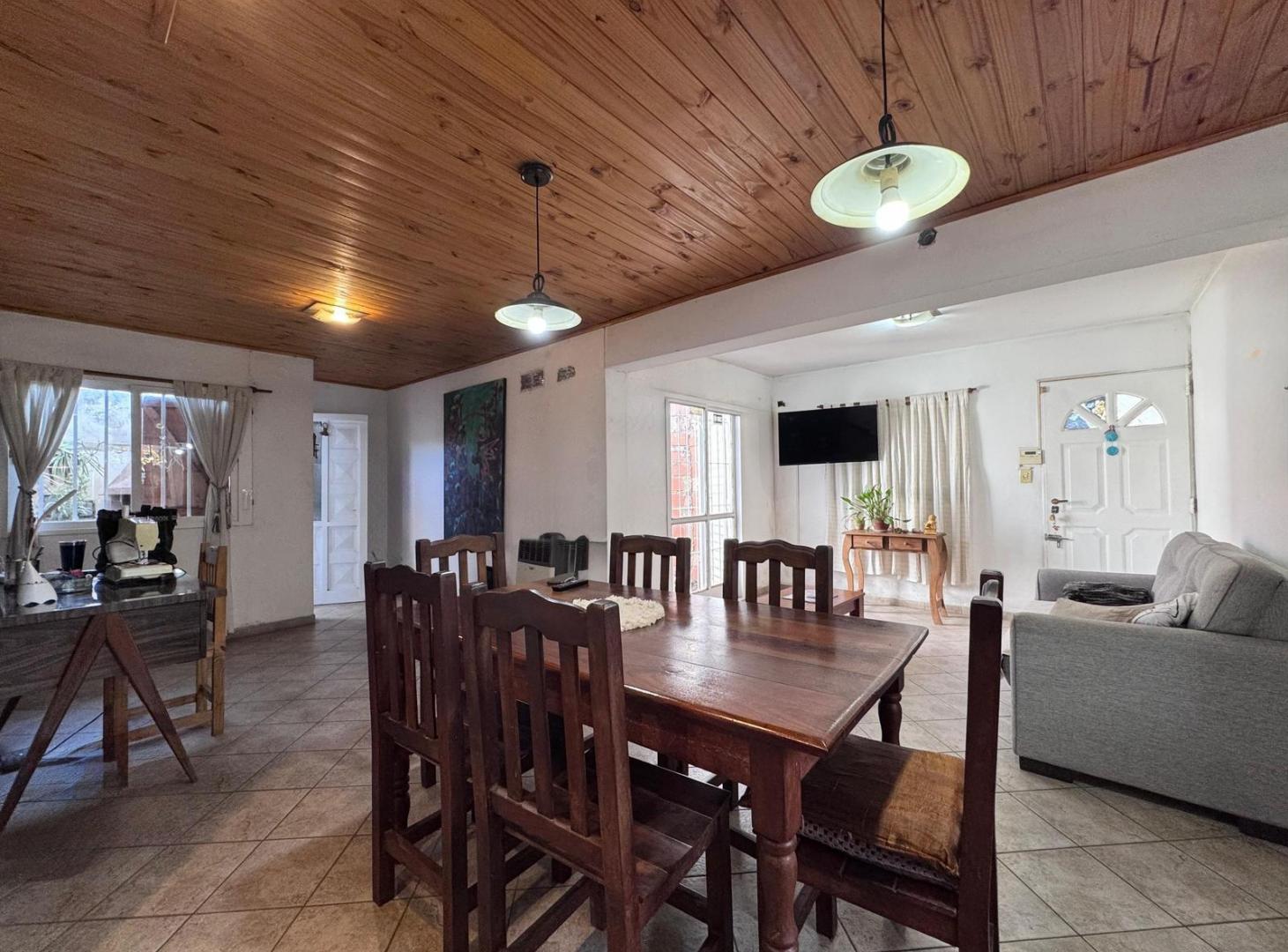 Foto de VENTA | PERMUTA Casa al frente de tres dormitorios y cochera. Barrio, imagen 2