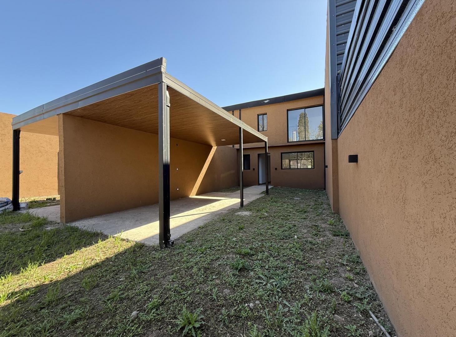 Foto de VENTA – Dúplex de 3 dormitorios con cochera y pileta. Roldán., imagen 2