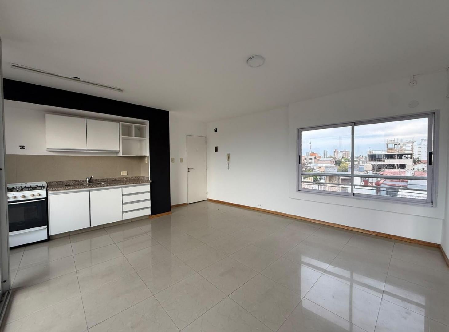 Foto de VENTA - Departamento de un dormitorio con doble balcón y cochera, imagen 2