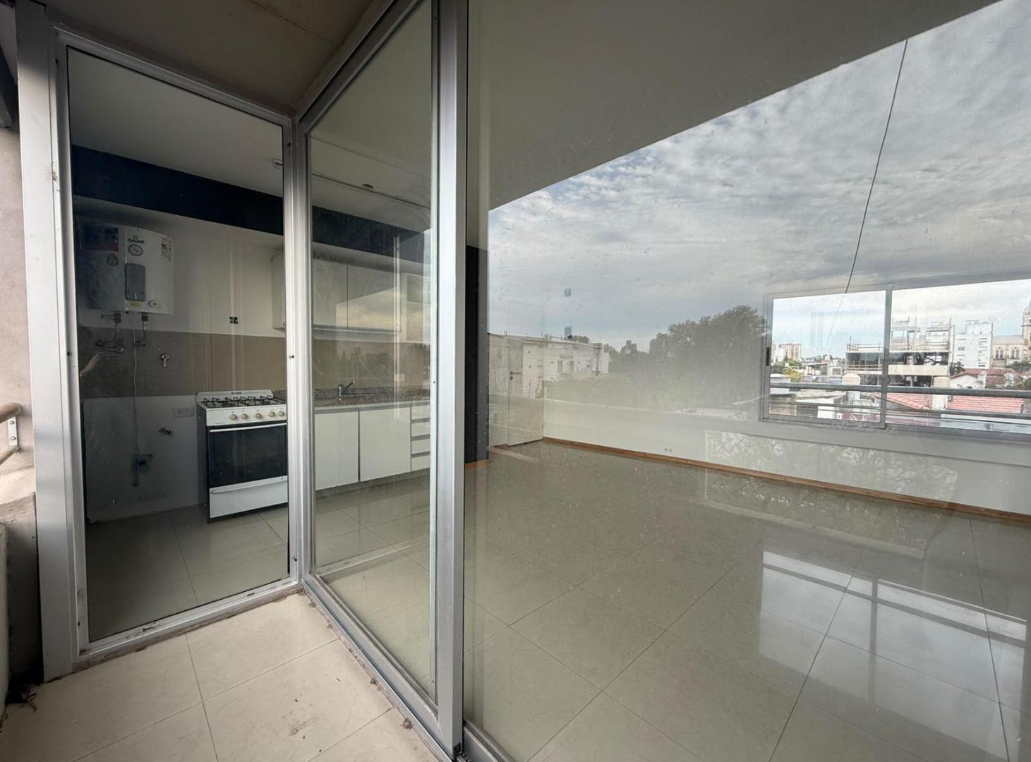 Foto de VENTA - Departamento de un dormitorio con doble balcón y cochera, imagen 4