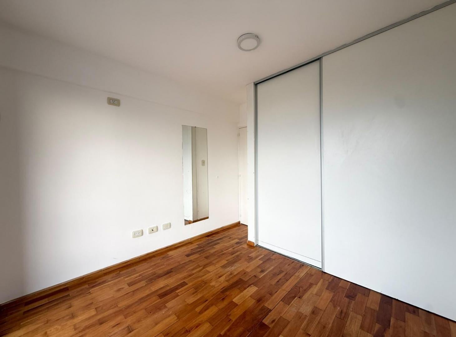 Foto de VENTA - Departamento de un dormitorio con doble balcón y cochera, imagen 3