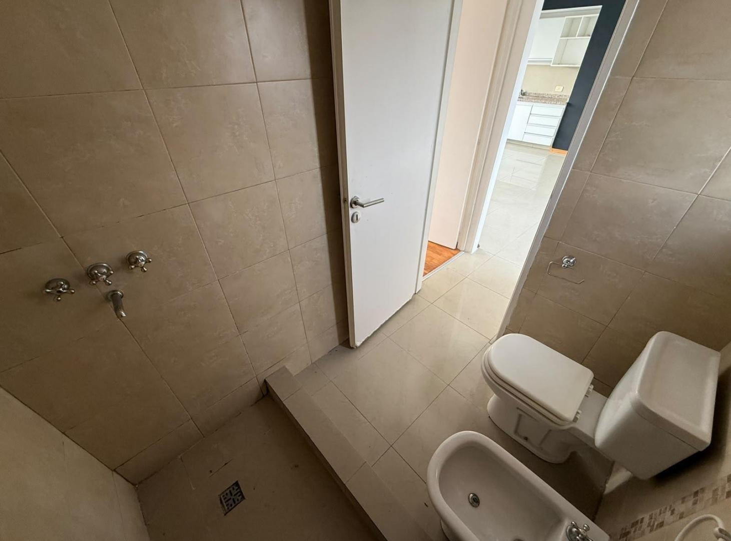 Foto de VENTA - Departamento de un dormitorio con doble balcón y cochera, imagen 5