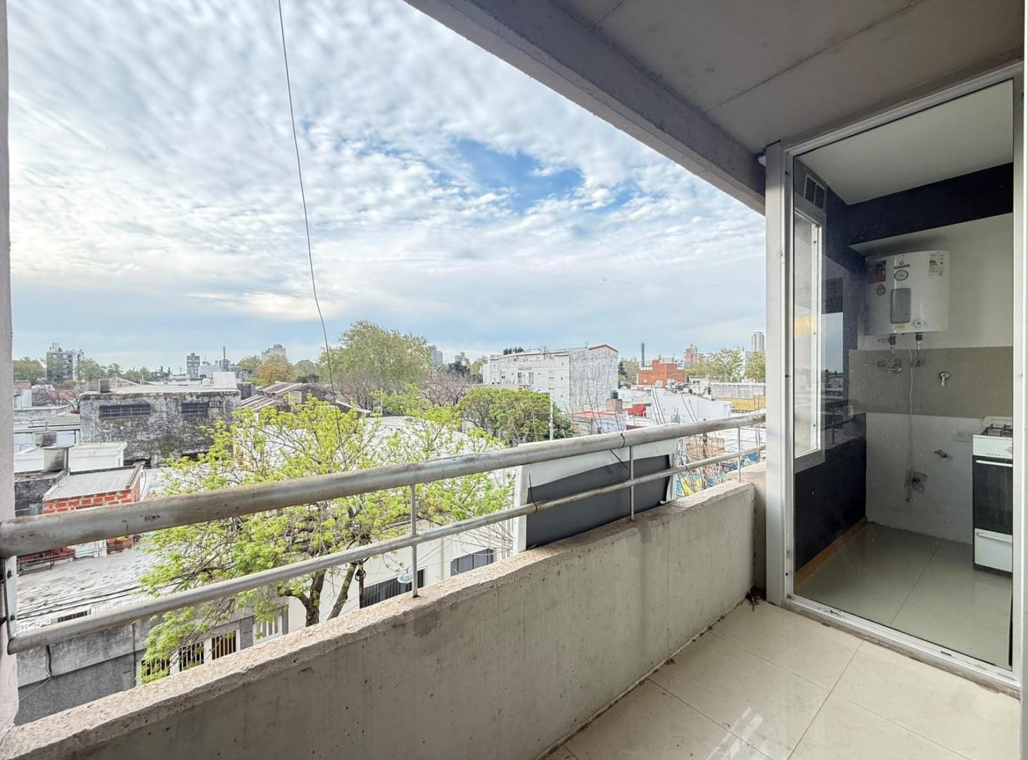 Foto de VENTA - Departamento de un dormitorio con doble balcón y cochera, imagen 1