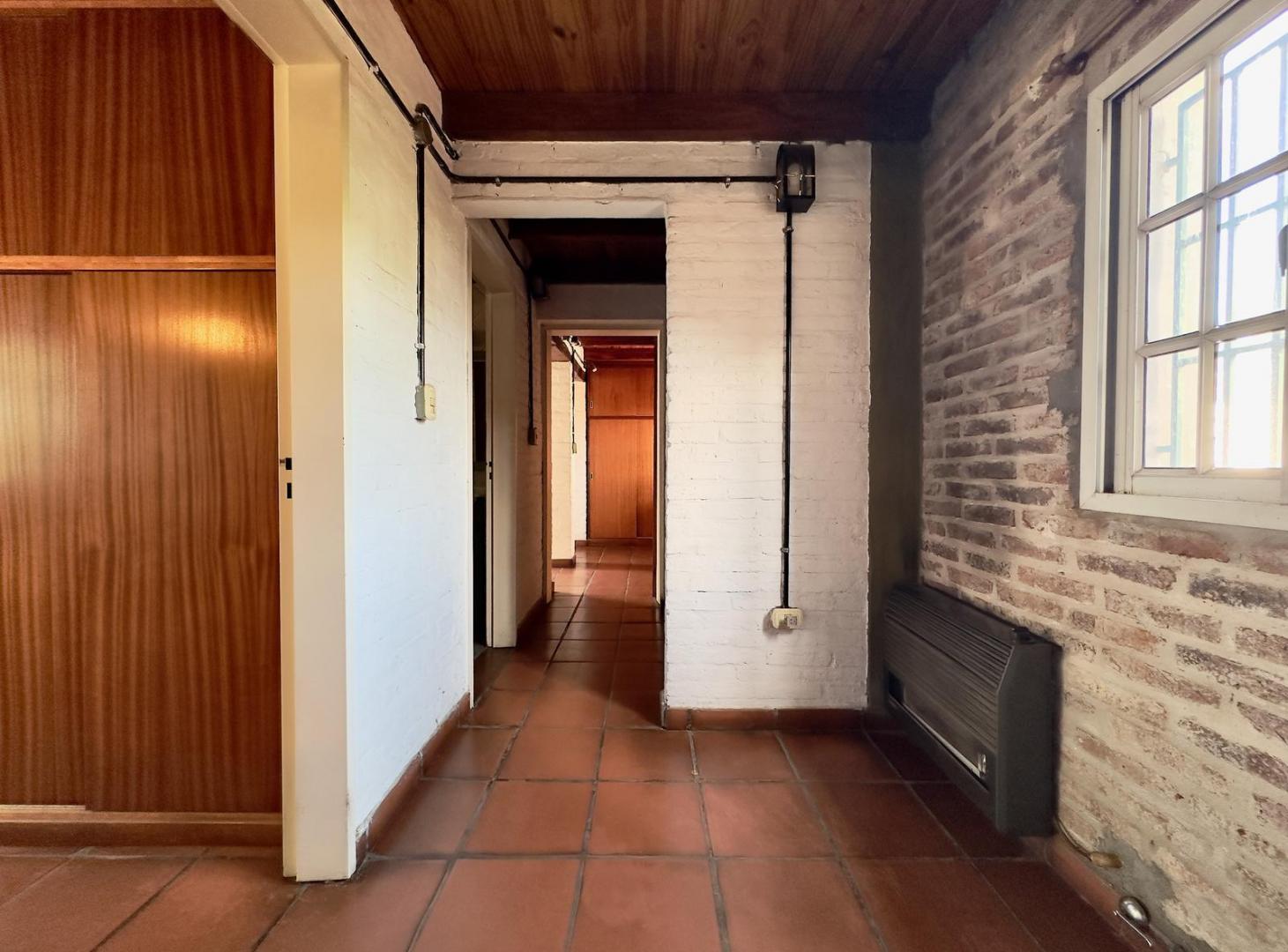 Foto de VENTA/PERMUTA Casa de 3 dormitorios, Playroom, Garage y Quincho cerrado., imagen 2