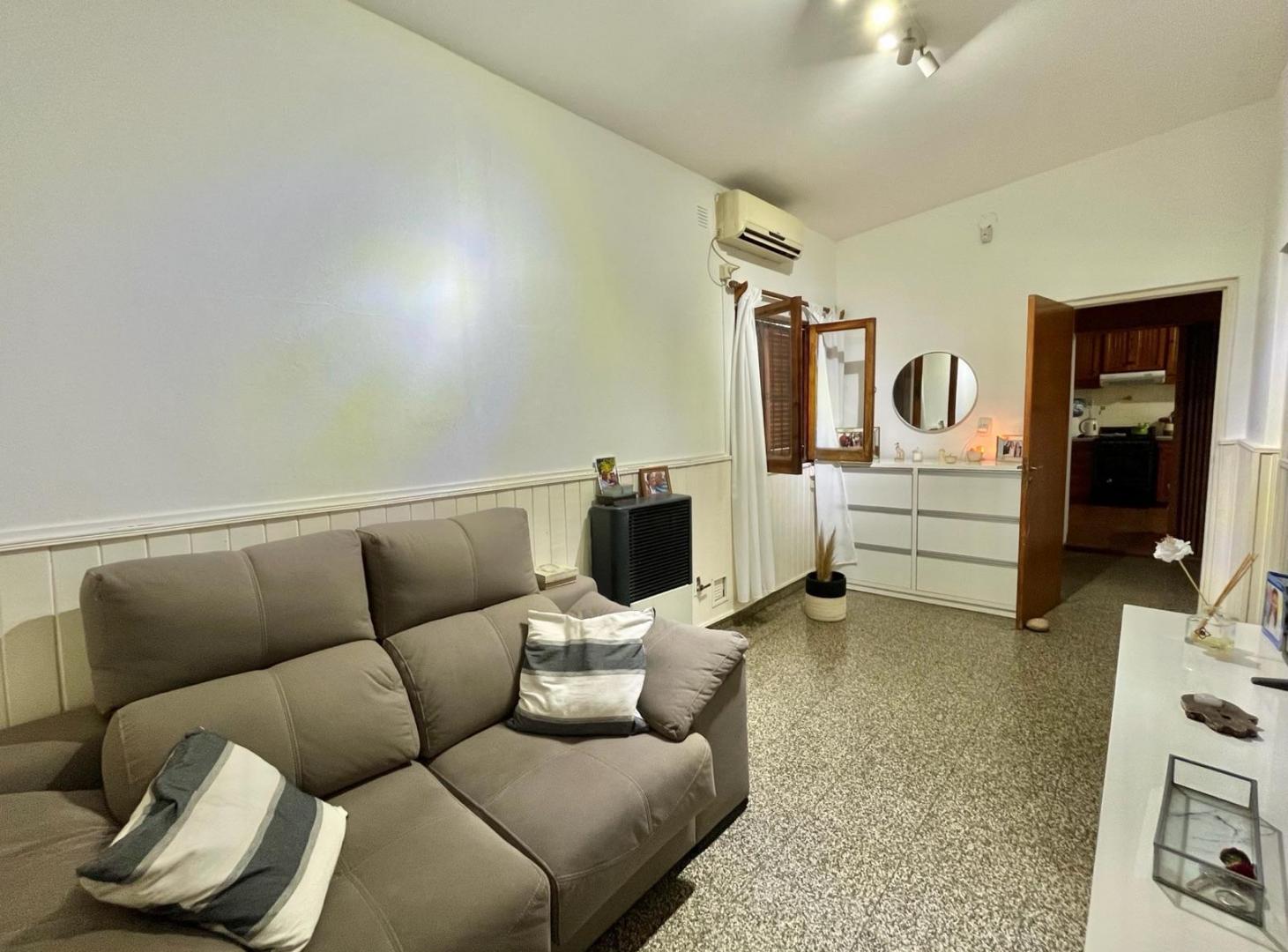 Foto de VENTA/ PERMUTA- Casa de dos dormitorios, con quincho y jardín- Cañada, imagen 1