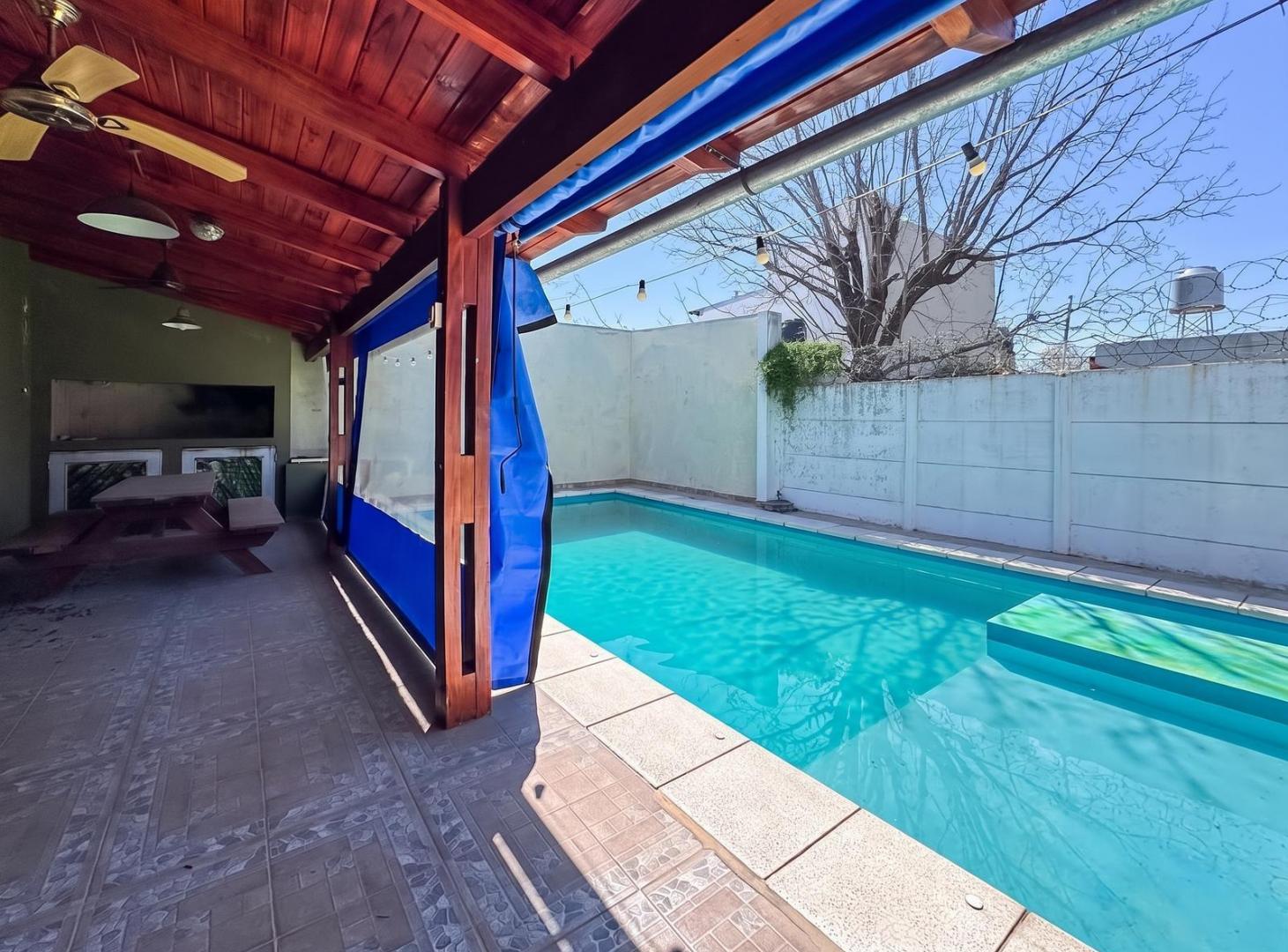 Foto de Venta | Permuta casa al frente 3 dormitorios, pileta y cochera, imagen 3