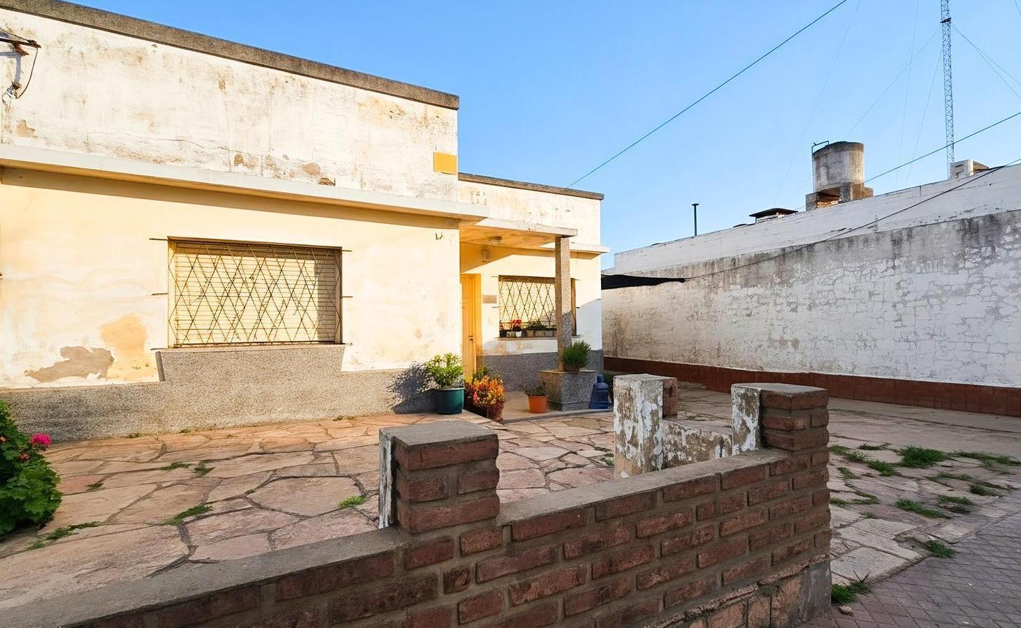 Foto de VENTA/PERMUTA - Casa de 2 dormitorios, cochera, galpon y patio - Cañada, imagen 1