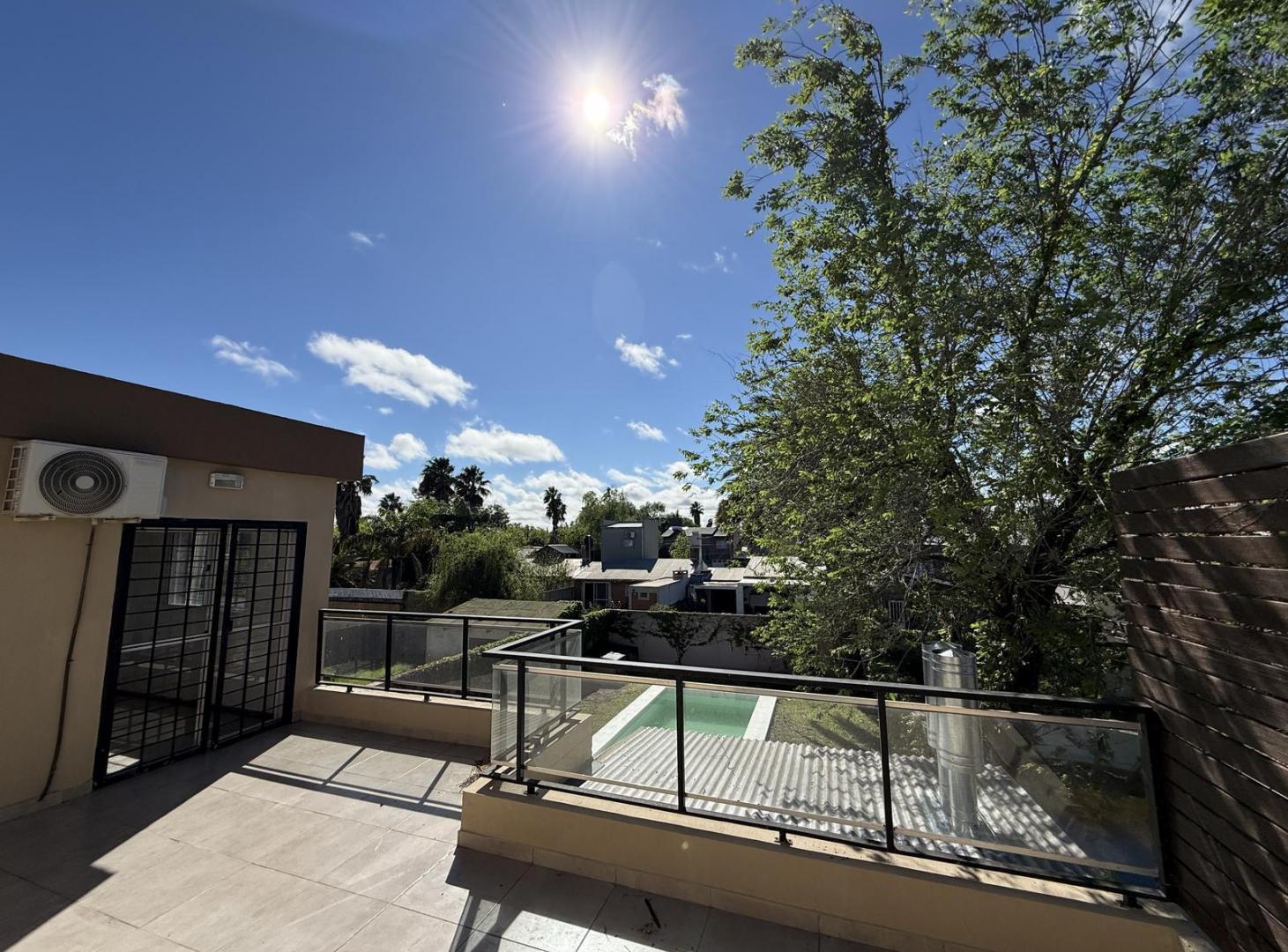 Foto de VENTA / PERMUTA: Venta casa 3 dormitorios con pileta y 2 cocheras, imagen 3