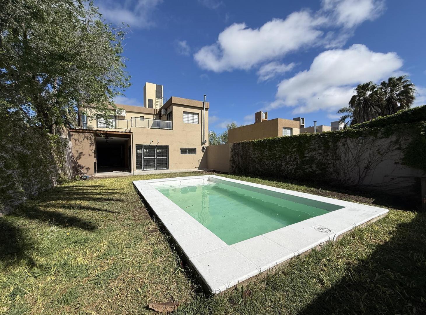 Foto de VENTA / PERMUTA: Venta casa 3 dormitorios con pileta y 2 cocheras, imagen 2