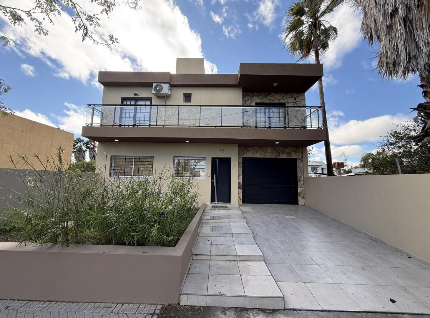 Foto de VENTA / PERMUTA: Venta casa 3 dormitorios con pileta y 2 cocheras, imagen 1