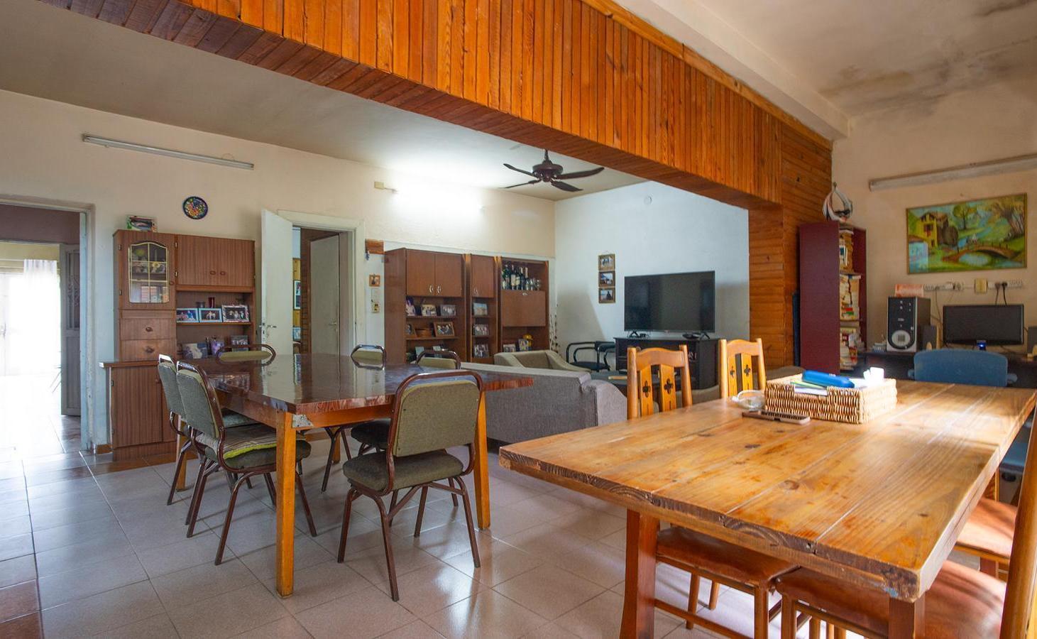 Foto de VENTA/PERMUTA. Casa de 3 dormitorios, patio y cochera en barrio, imagen 4