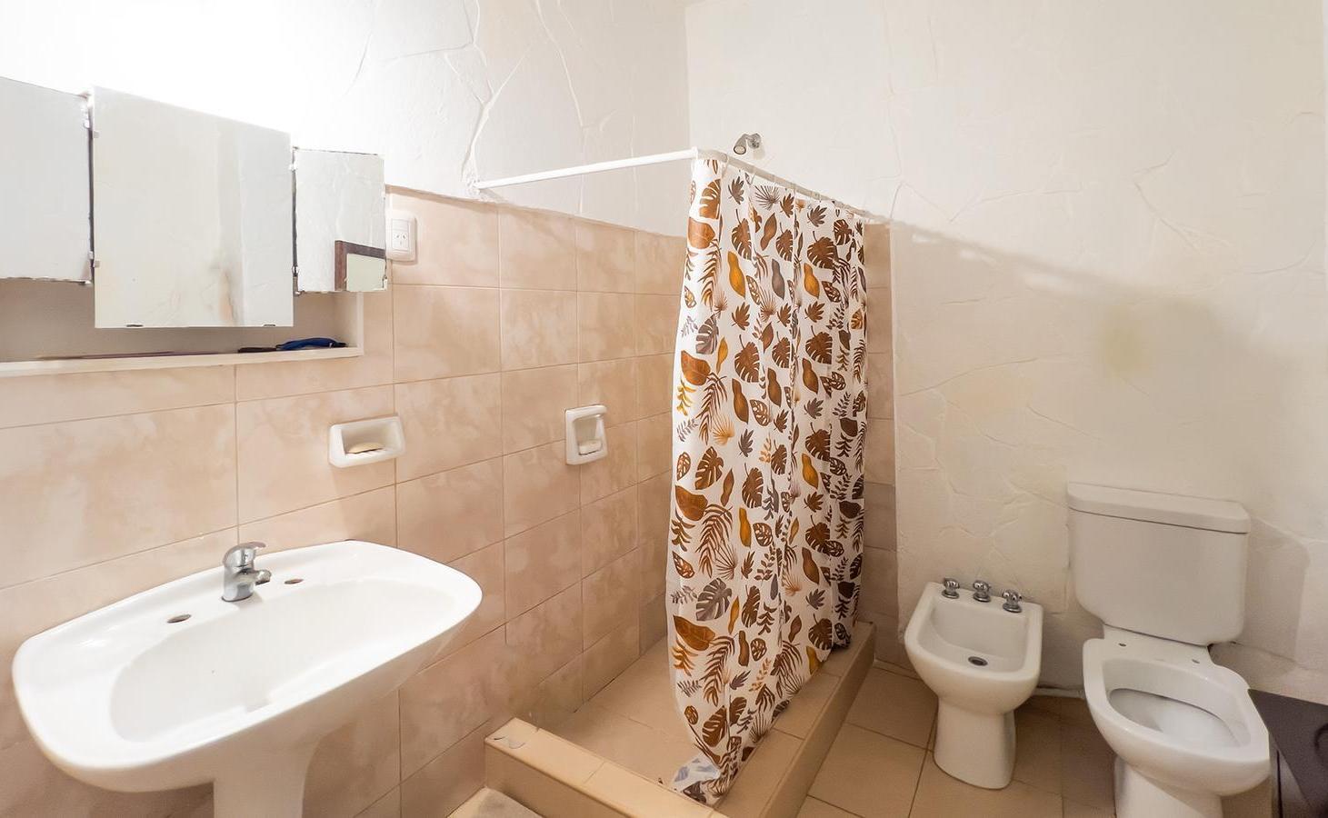 Foto de VENTA/PERMUTA. Casa de 3 dormitorios, patio y cochera en barrio, imagen 5
