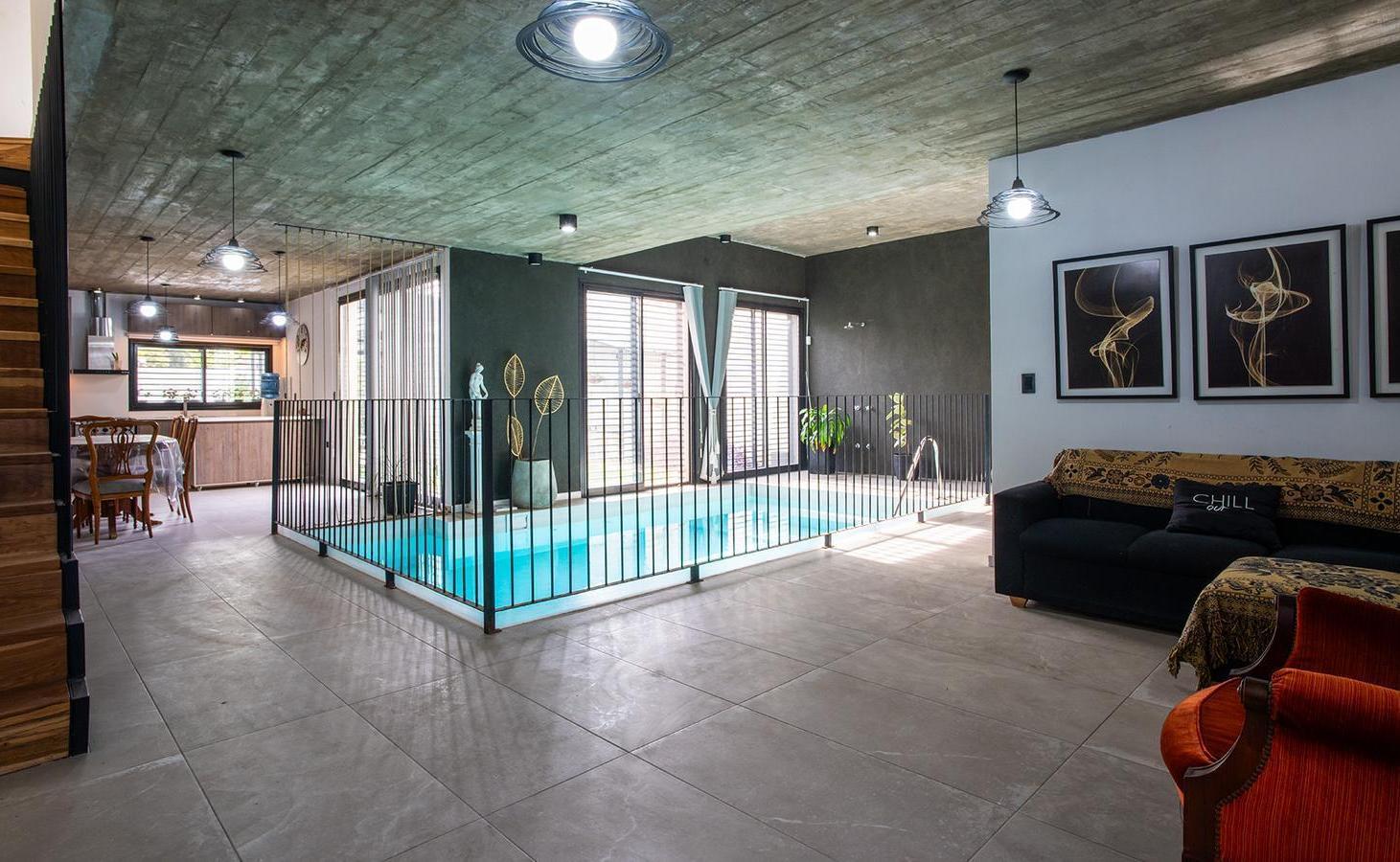 Foto de VENTA/PRMUTA- Casa de 3 dormitorios con jardín y piscina. Funes, imagen 1