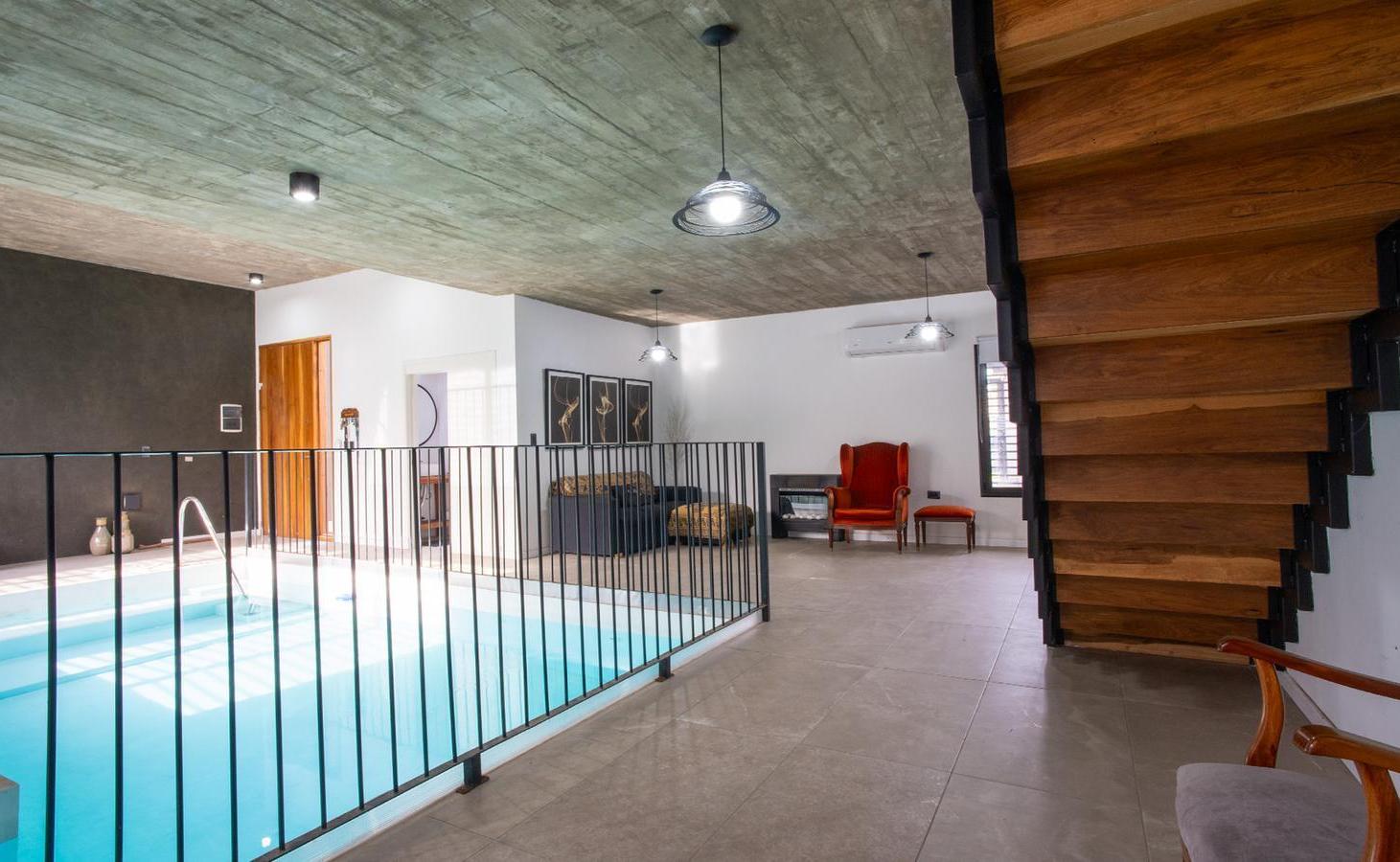 Foto de VENTA/PRMUTA- Casa de 3 dormitorios con jardín y piscina. Funes, imagen 2
