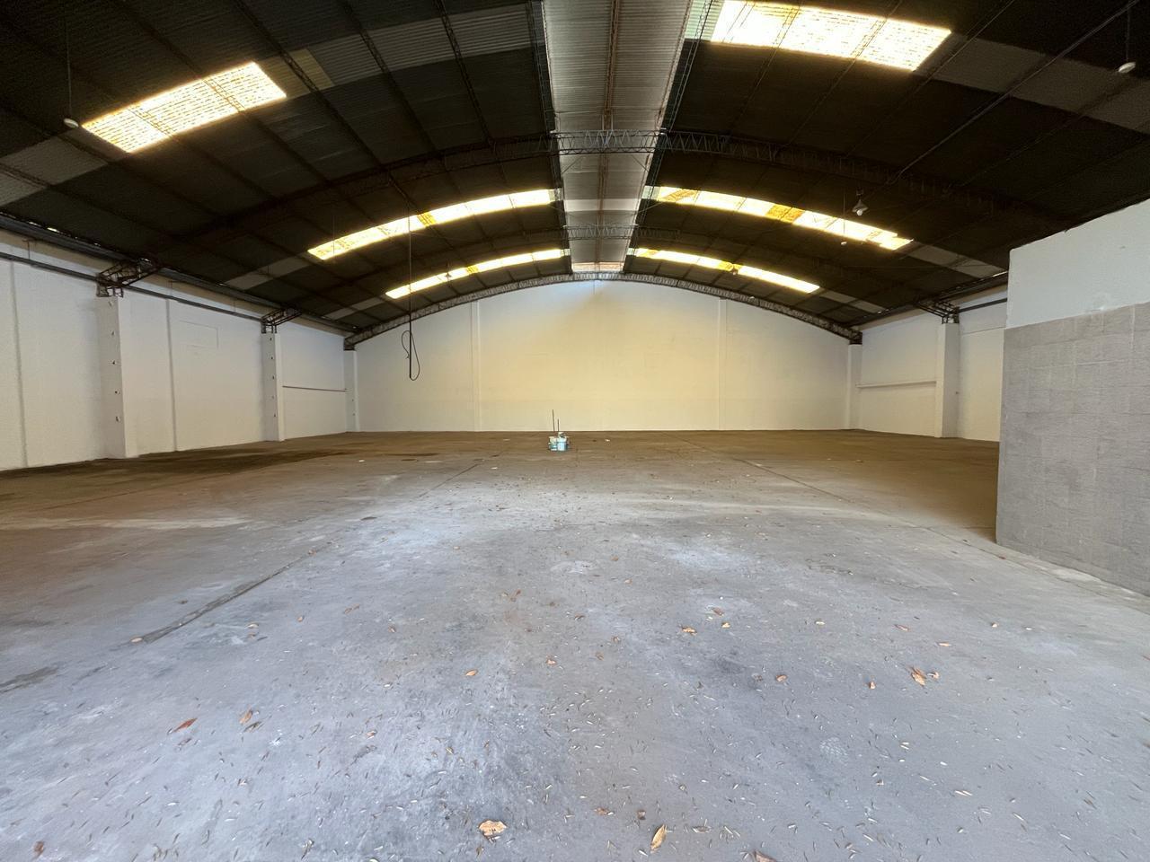 Foto de ALQUILER- Galpón de 770 metros cuadrados con oficina, Barrio Triangulo, imagen 2