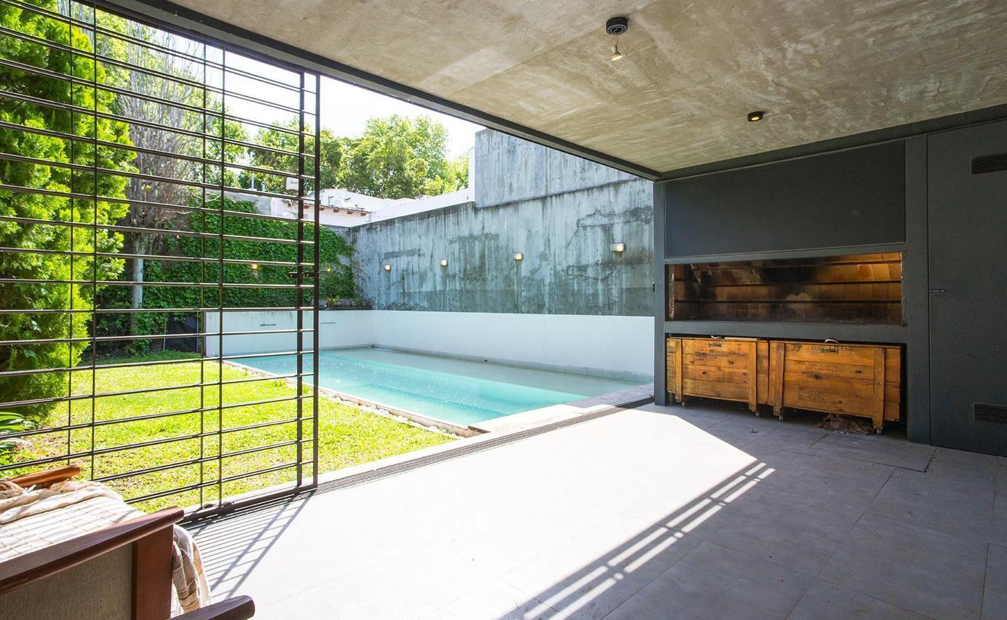 Foto de VENTA/PERMUTA - Casa tres dormitorios, cocheras, parque y piscina en, imagen 1