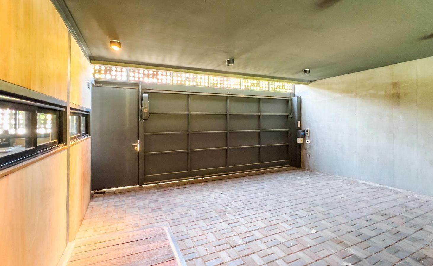 Foto de VENTA/PERMUTA - Casa tres dormitorios, cocheras, parque y piscina en, imagen 3