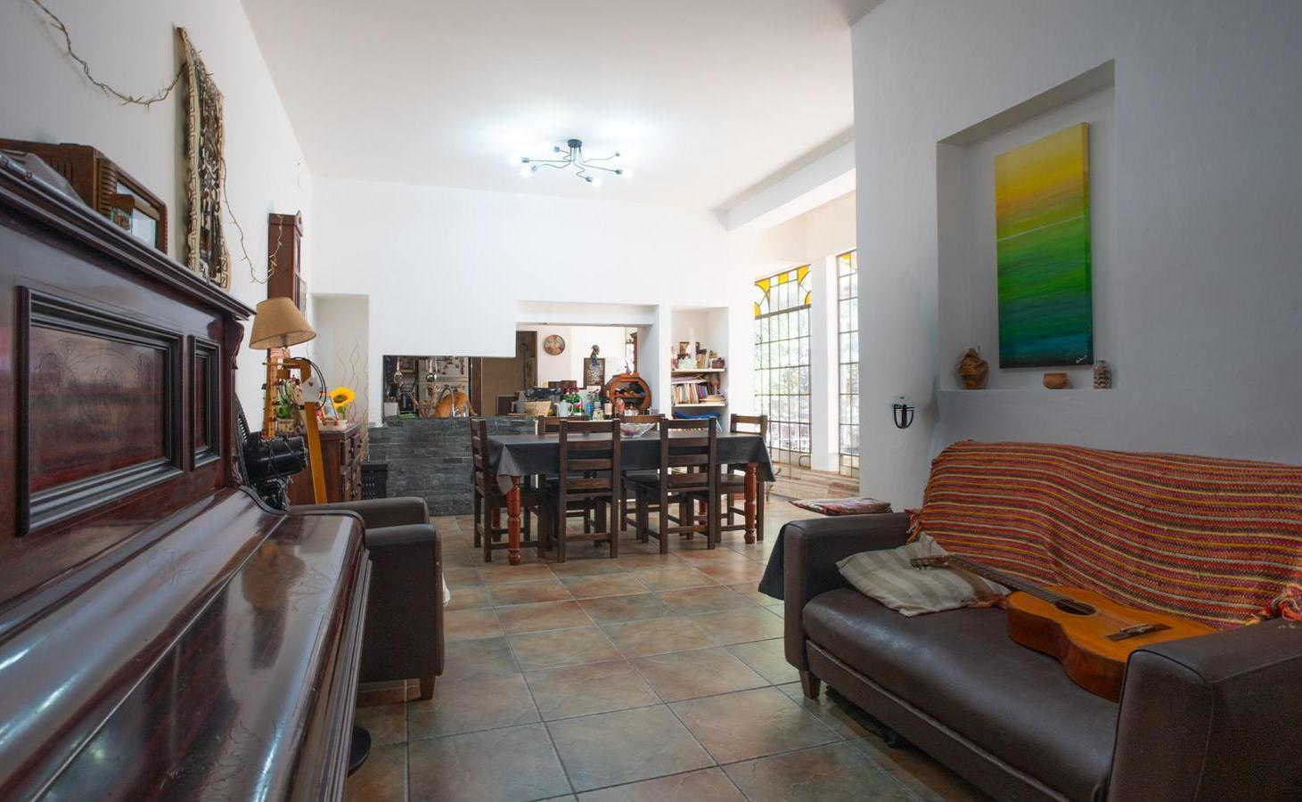 Foto de VENTA/PERMUTA - Casa de 4 dormitorios, patio, balcon y cocheras. Luis, imagen 2