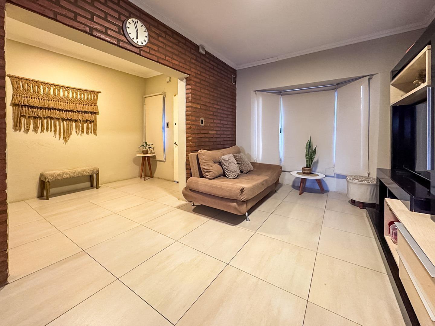 Foto de Venta | Permuta casa al frente de un dormitorio, cochera y jardin, imagen 3