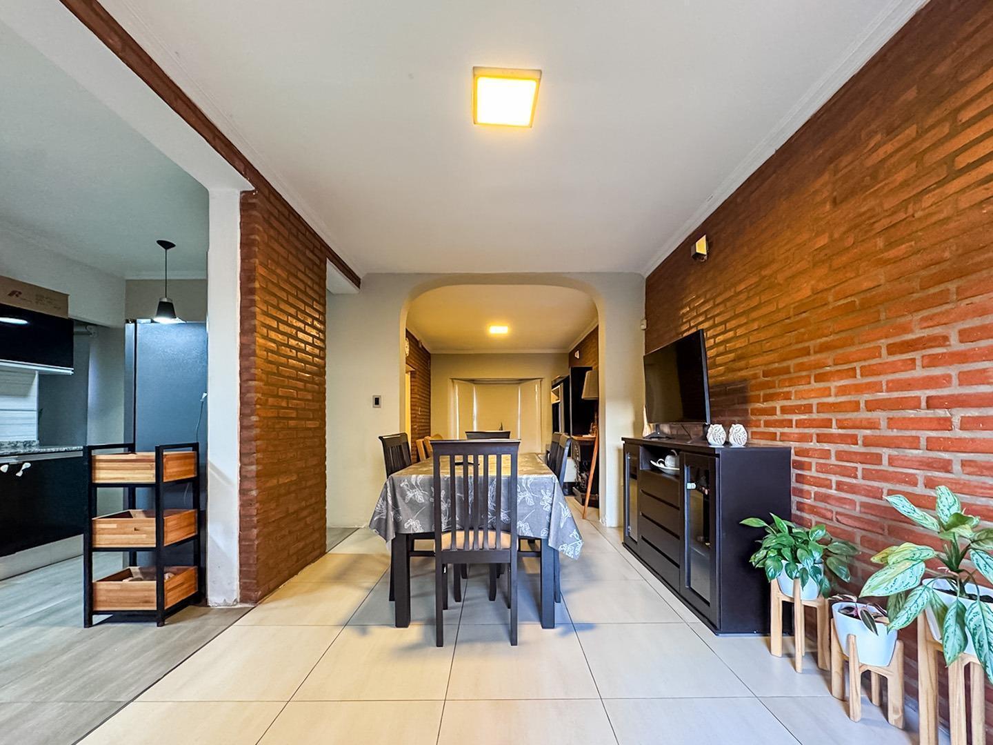 Foto de Venta | Permuta casa al frente de un dormitorio, cochera y jardin, imagen 2