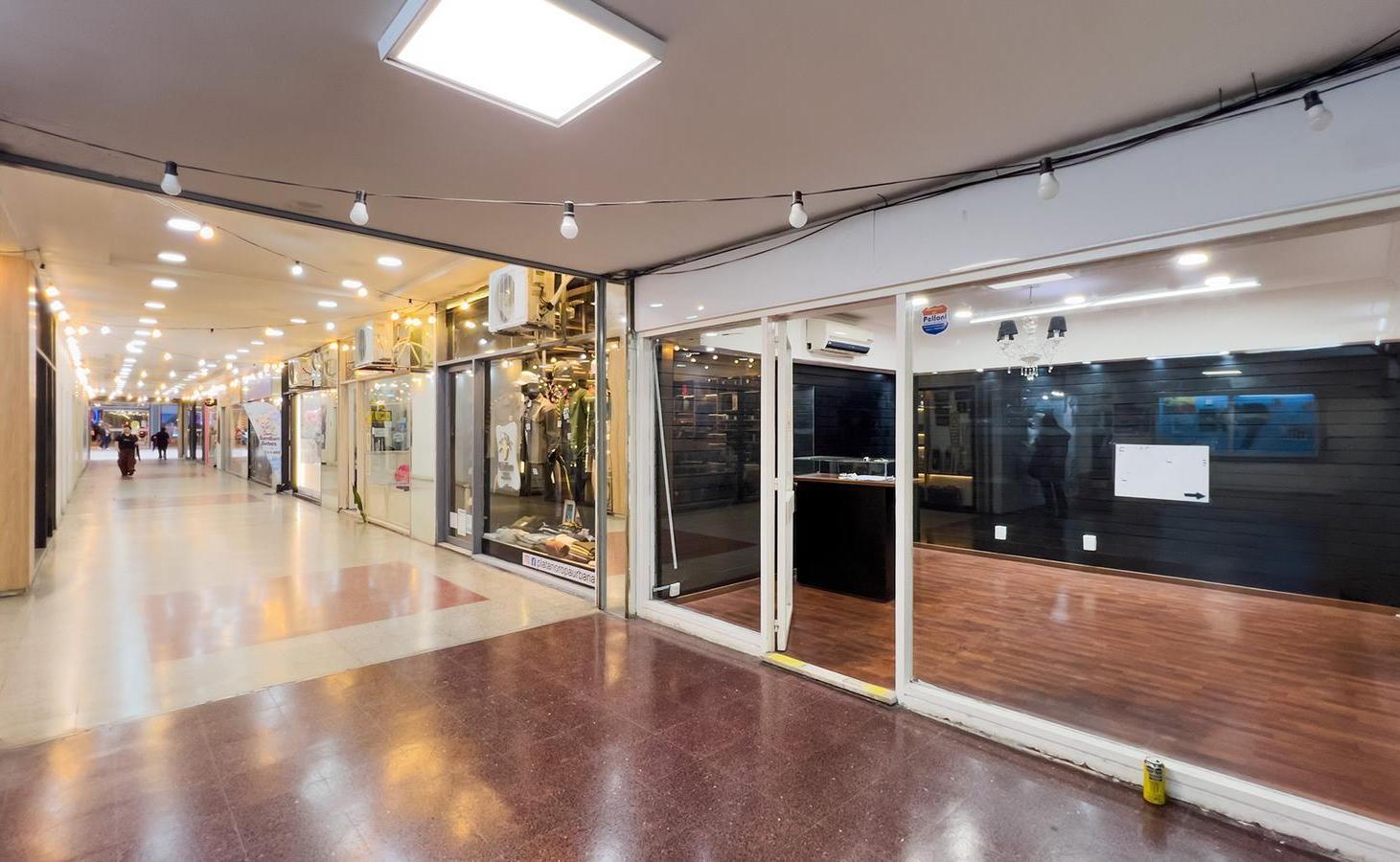 Foto de VENTA/PERMUTA: VENTA – Amplio local comercial en dos plantas unidad, imagen 1