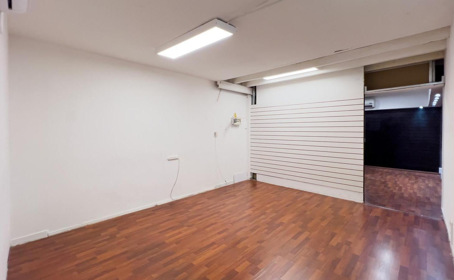 Foto de VENTA/PERMUTA: VENTA – Amplio local comercial en dos plantas unidad, imagen 3