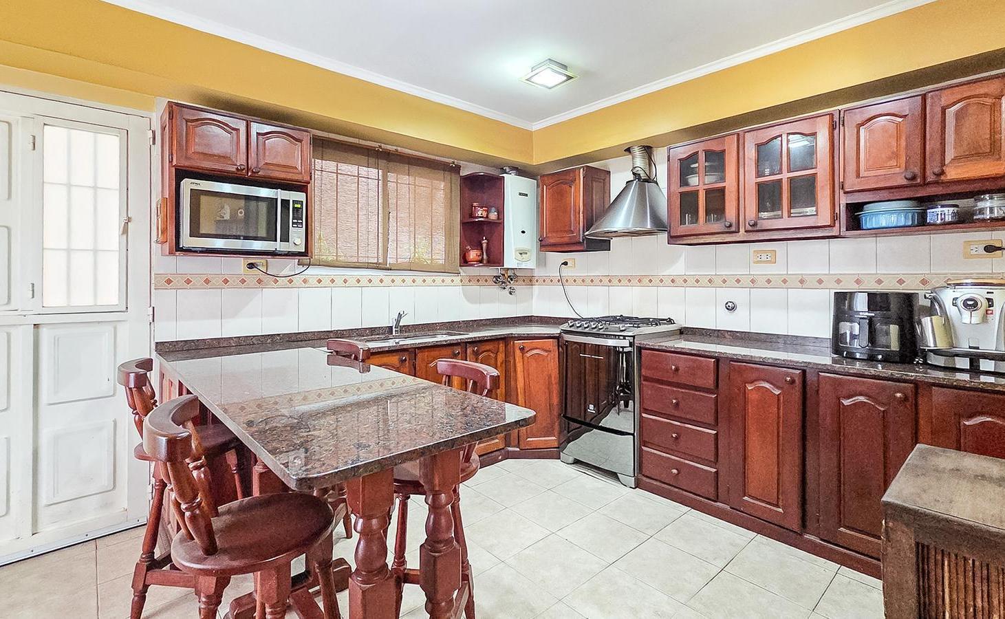 Foto de VENTA/PERMUTA - Casa al frente de 4 dormitorios, cochera, patio y, imagen 3