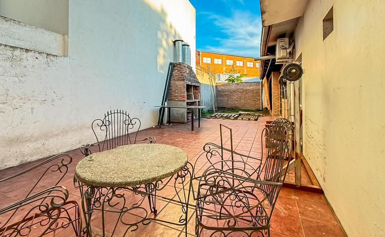 Foto de VENTA/PERMUTA - Casa al frente de 4 dormitorios, cochera, patio y, imagen 4