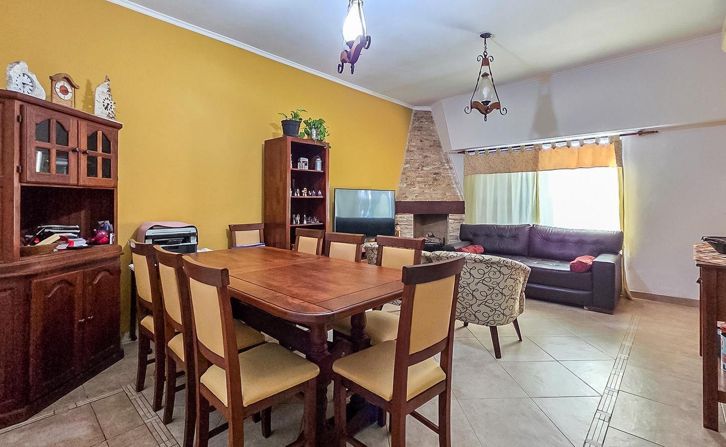 Foto de VENTA/PERMUTA - Casa al frente de 4 dormitorios, cochera, patio y, imagen 1