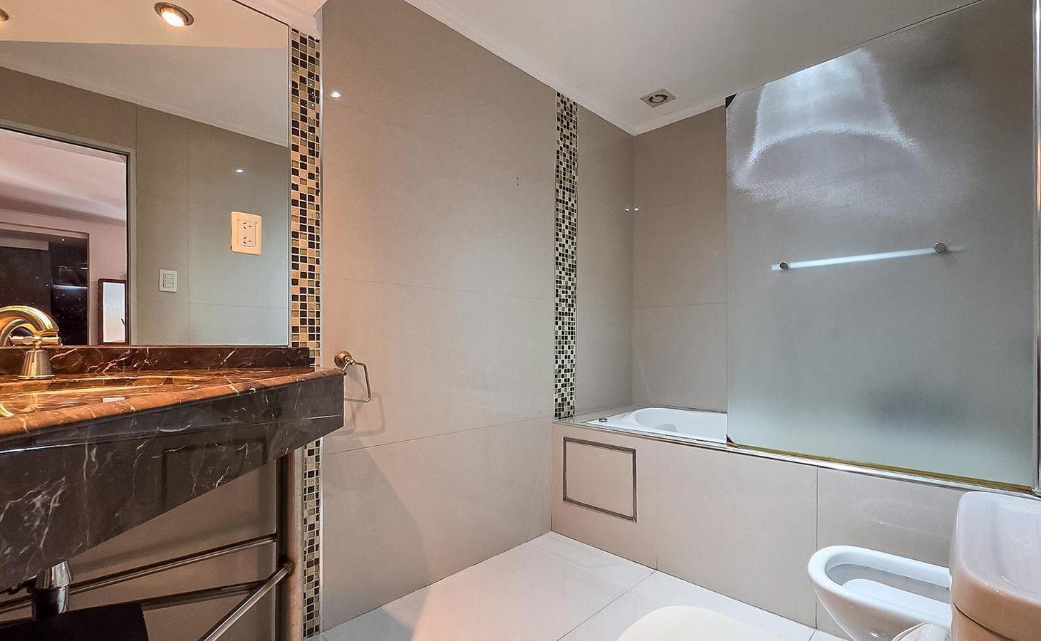 Foto de VENTA/PERMUTA - Casa al frente de 4 dormitorios, cochera, patio y, imagen 2