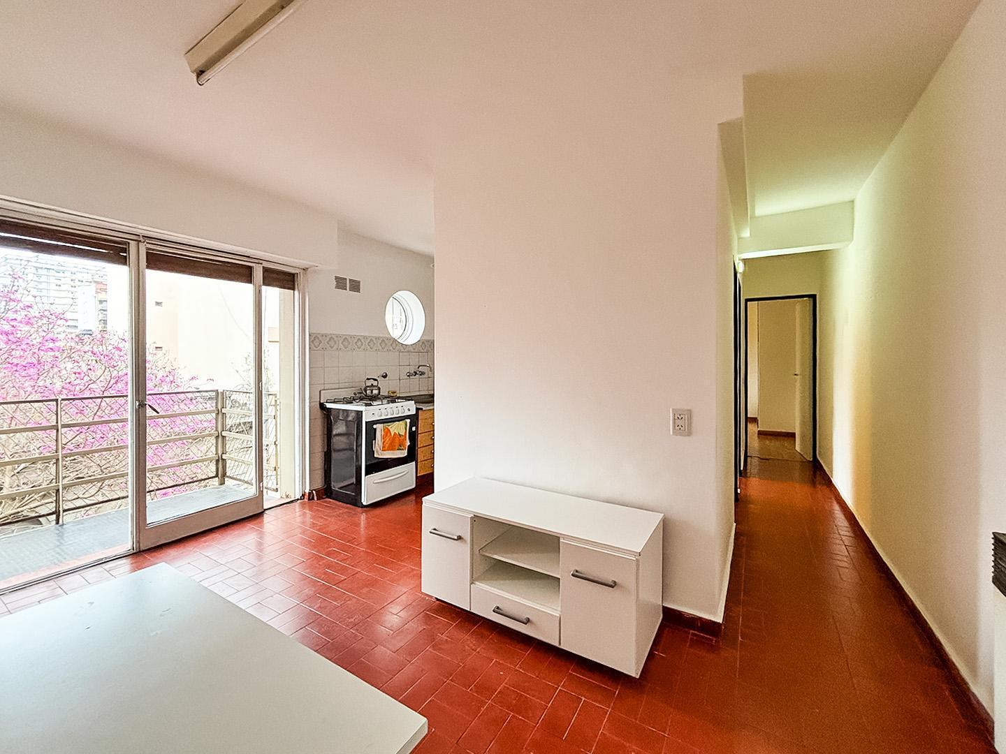 Foto de VENTA – Departamento de 2 dormitorios al frente con balcón. Zona Av, imagen 2